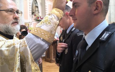 Novos agentes da PSP recebem bênção dos crachás na Igreja Ortodoxa Romena, em dia de Pentecostes